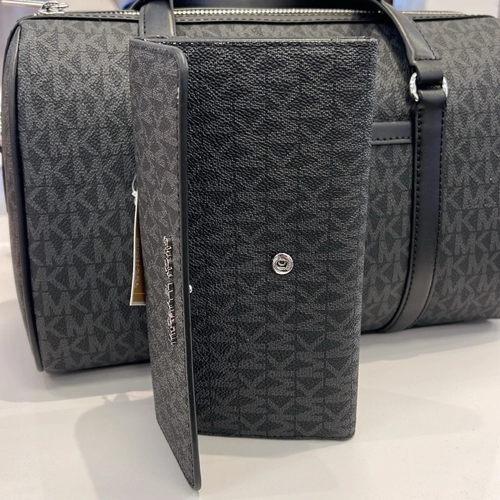 Michael Kors Jet Set Large Signature Logo Tri-Fold Wallet
Black 
NWT - Picture 6 of 16